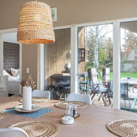 8 Person Holiday Home In Vaeggerlose *